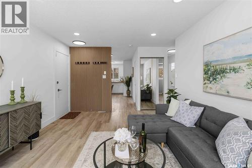 224 Waterloo Crescent, Saskatoon, SK - Indoor Photo Showing Living Room