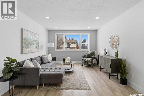 224 Waterloo Crescent, Saskatoon, SK - Indoor Photo Showing Living Room