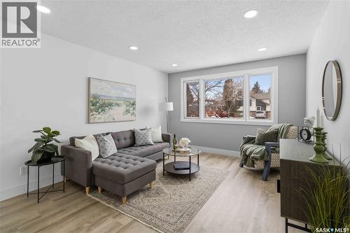 224 Waterloo Crescent, Saskatoon, SK - Indoor Photo Showing Living Room