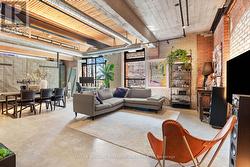 121 - 68 BROADVIEW AVENUE Toronto, ON M4M 2E6