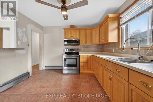 43 Carleton Street, Kingston (East Of Sir John A. Blvd), ON - Indoor Photo Showing Kitchen With Double Sink