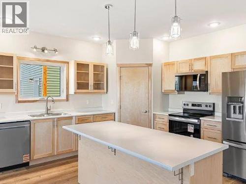 10 Alert Avenue, Whitehorse, YT - Indoor Photo Showing Kitchen With Stainless Steel Kitchen