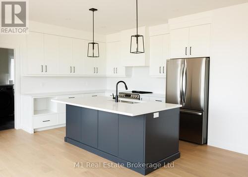 74 Bedell Drive, Mapleton, ON - Indoor Photo Showing Kitchen With Upgraded Kitchen