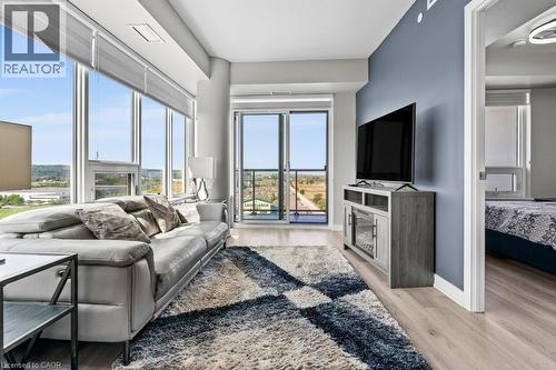 Living area with light wood finished floors and baseboards - 385 Winston Road Unit# 1402, Grimsby, ON - Indoor Photo Showing Living Room