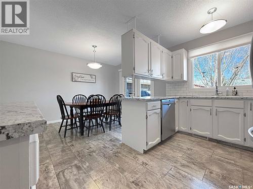 755 Tobin Terrace, Saskatoon, SK - Indoor Photo Showing Kitchen