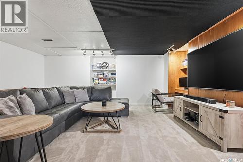 627 Delaronde Crescent, Saskatoon, SK - Indoor Photo Showing Living Room