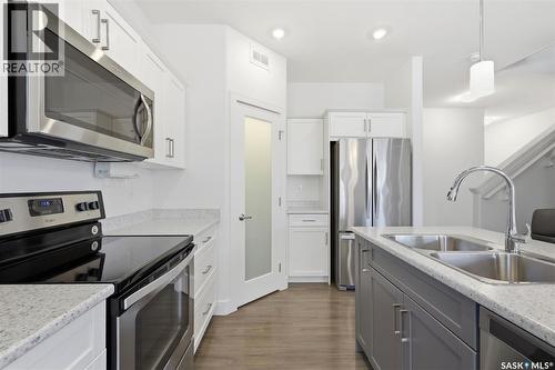 611 Kolynchuk Court, Saskatoon, SK - Indoor Photo Showing Kitchen With Double Sink With Upgraded Kitchen