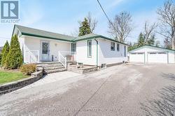 142 ORIOLE DRIVE  East Gwillimbury, ON L9N 1G9