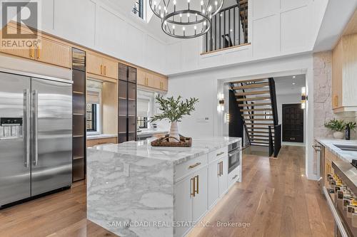 977 Unsworth Avenue, Burlington, ON - Indoor Photo Showing Kitchen With Upgraded Kitchen