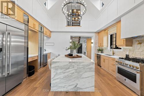 977 Unsworth Avenue, Burlington, ON - Indoor Photo Showing Kitchen With Upgraded Kitchen