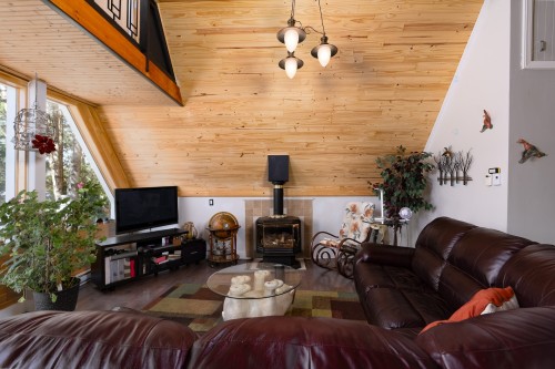 Salon - 206 Mtée Du Lac-Godin, Lac-Saint-Paul, QC - Indoor Photo Showing Other Room With Fireplace