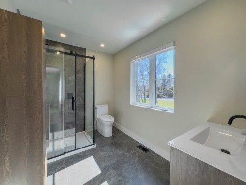 Salle de bains - 57 Boul. Beaconsfield, Beaconsfield, QC - Indoor Photo Showing Other Room