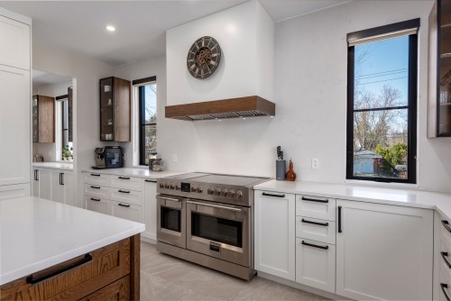 Cuisine - 57 Boul. Beaconsfield, Beaconsfield, QC - Indoor Photo Showing Kitchen With Upgraded Kitchen