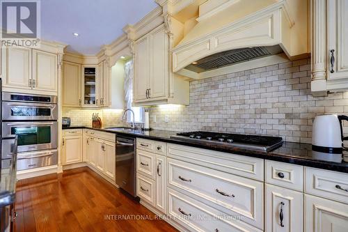 3496 Burningoak Crescent, Mississauga, ON - Indoor Photo Showing Kitchen With Upgraded Kitchen