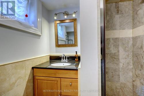 3496 Burningoak Crescent, Mississauga, ON - Indoor Photo Showing Bathroom