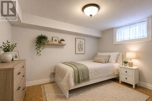 3496 Burningoak Crescent, Mississauga, ON - Indoor Photo Showing Bedroom