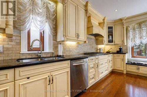 3496 Burningoak Crescent, Mississauga, ON - Indoor Photo Showing Kitchen With Double Sink With Upgraded Kitchen