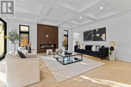 1610 Kenmuir Avenue, Mississauga, ON - Indoor Photo Showing Living Room