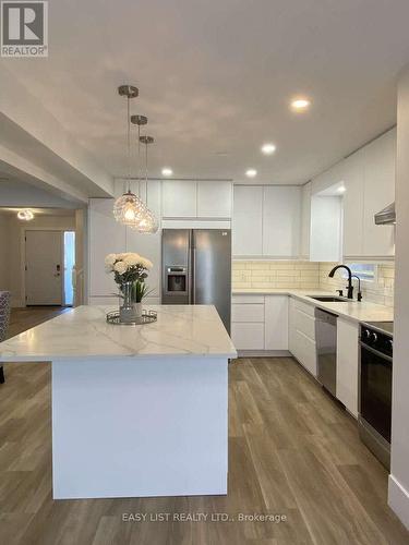 125 Steepleridge Street, Kitchener, ON - Indoor Photo Showing Kitchen With Upgraded Kitchen
