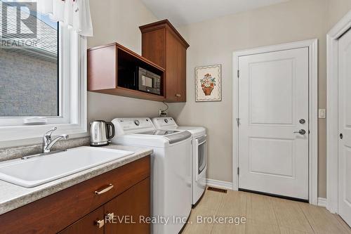 32 Magnolia Lane, Welland (Hwy 406/Welland), ON - Indoor Photo Showing Laundry Room