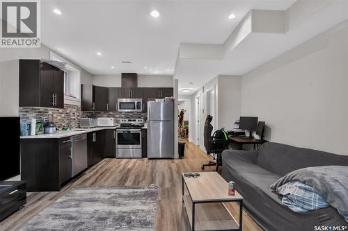 305 Clarence Avenue S, Saskatoon, SK - Indoor Photo Showing Kitchen