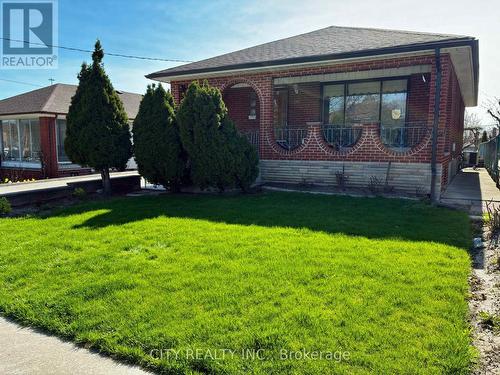 40 MONTANA AVENUE  Toronto, ON M3M 1B6