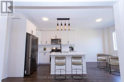 5409 Tenth Line W, Mississauga, ON - Indoor Photo Showing Kitchen