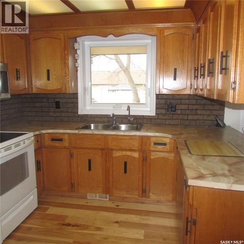 291 Williston Drive, Regina, SK - Indoor Photo Showing Kitchen With Double Sink