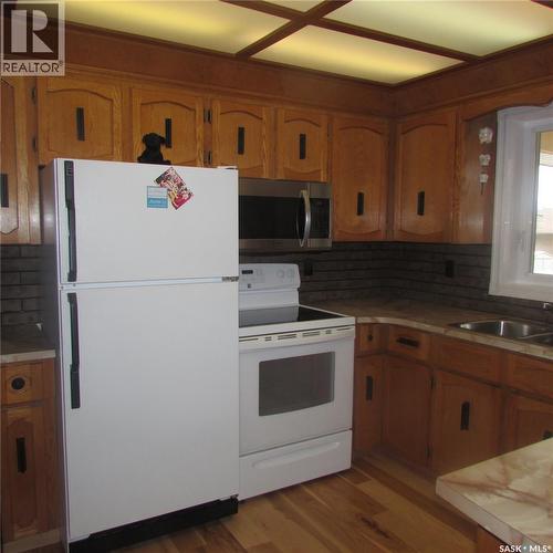 291 Williston Drive, Regina, SK - Indoor Photo Showing Kitchen With Double Sink
