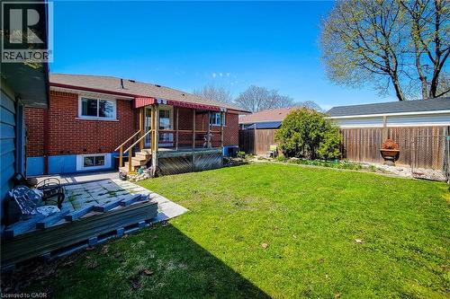 Expansive green lawn with a wooden fence boundary - 103 East 45Th Street, Hamilton, ON - Outdoor