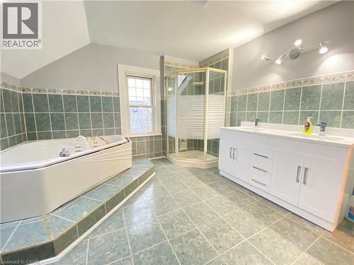 168 Garside Avenue N, Hamilton, ON - Indoor Photo Showing Bathroom