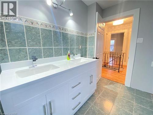 168 Garside Avenue N, Hamilton, ON - Indoor Photo Showing Bathroom