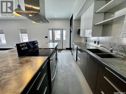 347 Maple Avenue, Yorkton, SK - Indoor Photo Showing Kitchen With Double Sink With Upgraded Kitchen