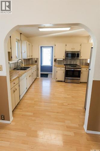 430 Columbia Avenue, Kerrobert, SK - Indoor Photo Showing Kitchen With Double Sink