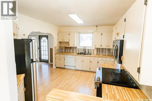 430 Columbia Avenue, Kerrobert, SK - Indoor Photo Showing Kitchen With Double Sink
