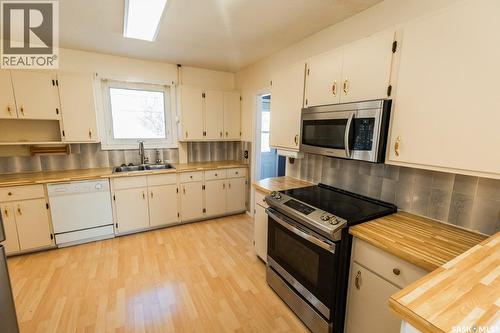 430 Columbia Avenue, Kerrobert, SK - Indoor Photo Showing Kitchen With Double Sink