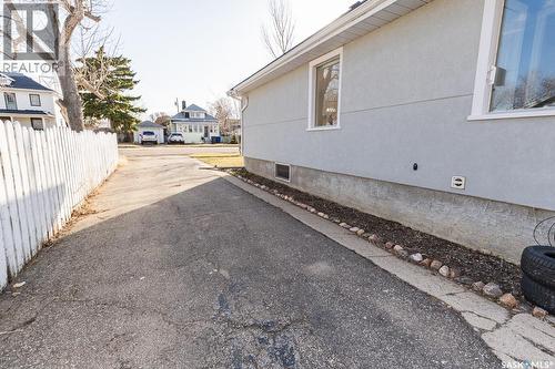 430 Columbia Avenue, Kerrobert, SK - Outdoor