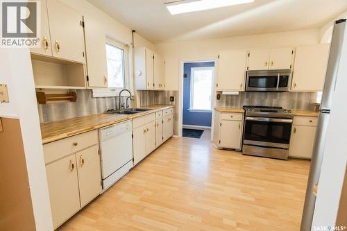 430 Columbia Avenue, Kerrobert, SK - Indoor Photo Showing Kitchen With Double Sink