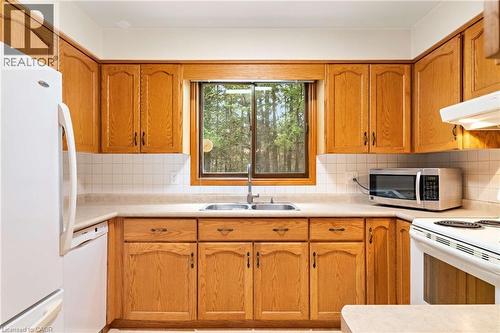 4620 Sideroad 20 N Road, Puslinch, ON - Indoor Photo Showing Kitchen With Double Sink
