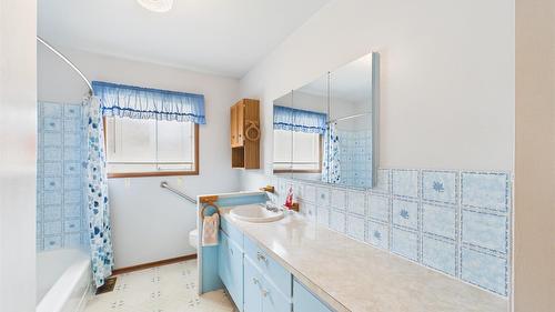 513 Hurry Avenue, Cranbrook, BC - Indoor Photo Showing Bathroom