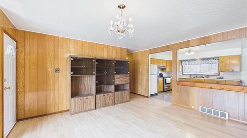 513 Hurry Avenue, Cranbrook, BC - Indoor Photo Showing Kitchen