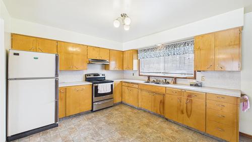 513 Hurry Avenue, Cranbrook, BC - Indoor Photo Showing Kitchen With Double Sink