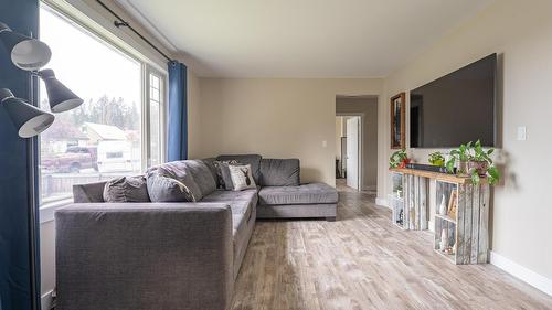 359 Banks Street, Kimberley, BC - Indoor Photo Showing Living Room