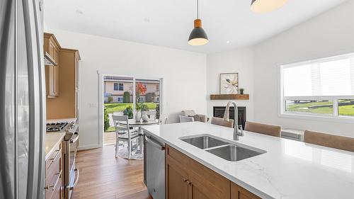 9-405 Canyon Street, Creston, BC - Indoor Photo Showing Kitchen With Double Sink