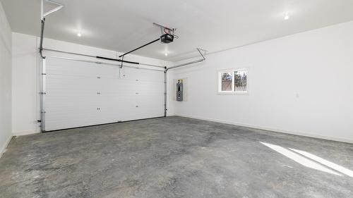 9-405 Canyon Street, Creston, BC - Indoor Photo Showing Garage