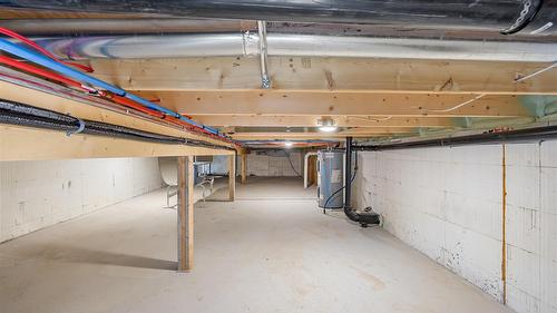 9-405 Canyon Street, Creston, BC - Indoor Photo Showing Garage