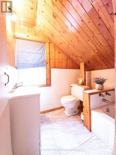 19 Spring Street S, Mapleton, ON - Indoor Photo Showing Bathroom