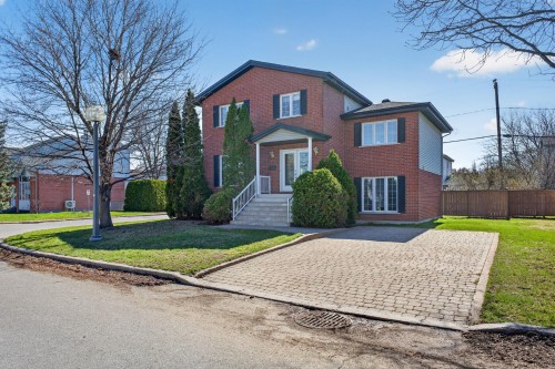 540 Rue Papineau  La Prairie, QC J5R 5H9