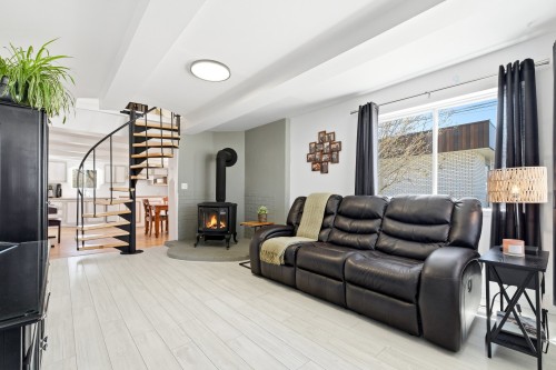 Salon - 668 Ch. De St-Robert, Saint-Robert, QC - Indoor With Fireplace