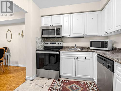 148 Milestone Crescent, Aurora, ON - Indoor Photo Showing Kitchen
